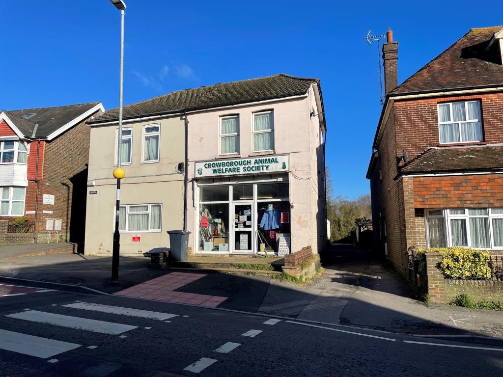 Lot: 16 - MIXED USE INVESTMENT - Semi-detached shop with flat above